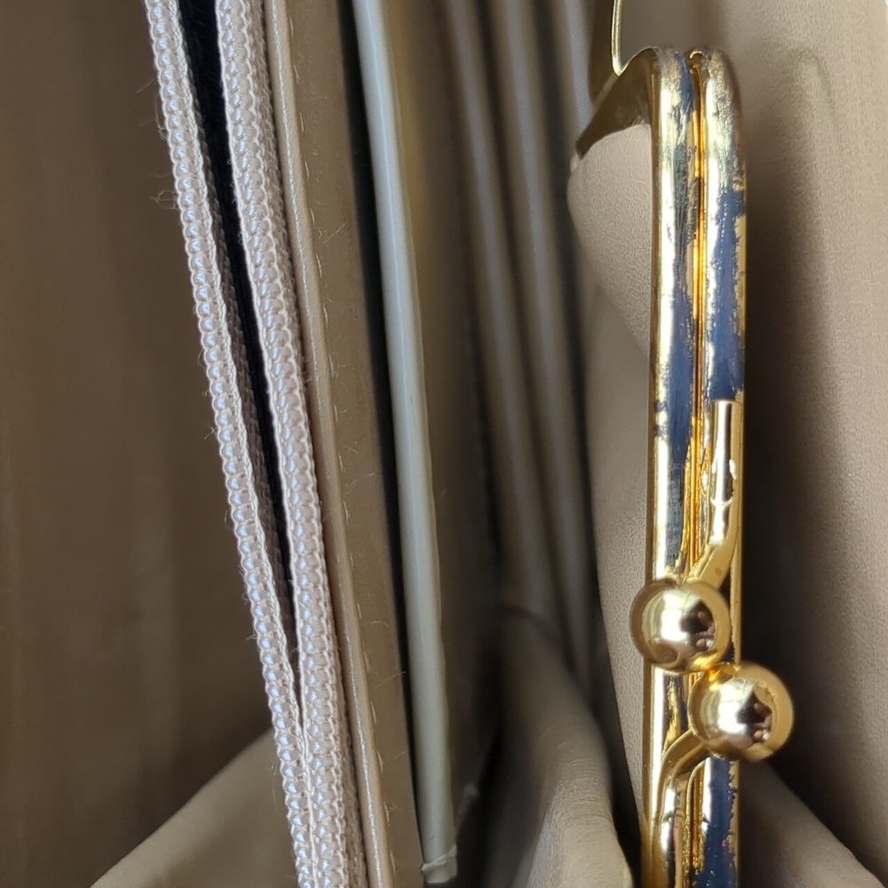 Elegant Cream Shoulder Bag with Gold Accents - Picture 14 of 16